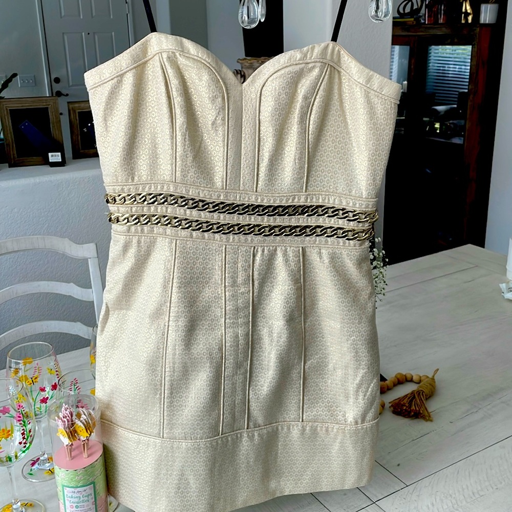 Beatiful dress perfect for any occasion, size 8 perfect if you wear size 6